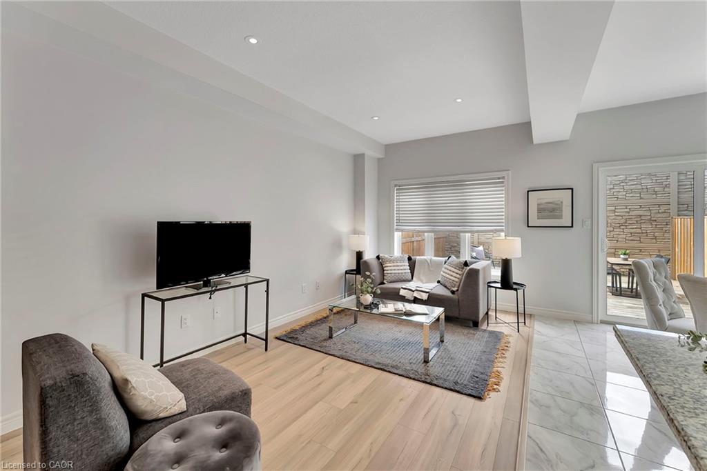 18-98 Shoreview Place, Stoney Creek, ON - Indoor Photo Showing Living Room