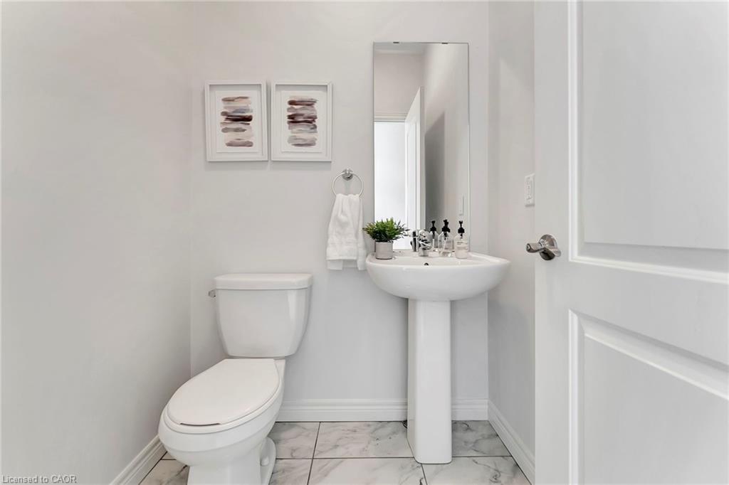 18-98 Shoreview Place, Stoney Creek, ON - Indoor Photo Showing Bathroom