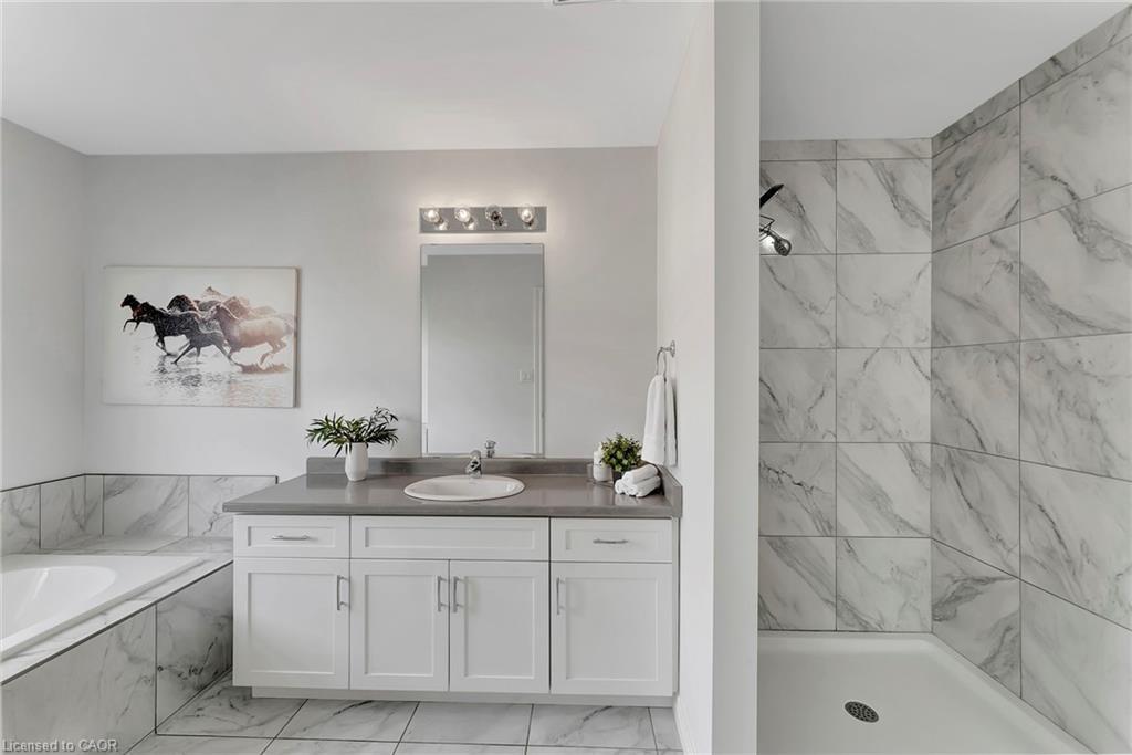 18-98 Shoreview Place, Stoney Creek, ON - Indoor Photo Showing Bathroom