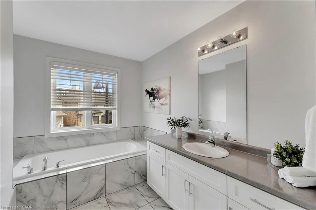 18-98 Shoreview Place, Stoney Creek, ON - Indoor Photo Showing Bathroom