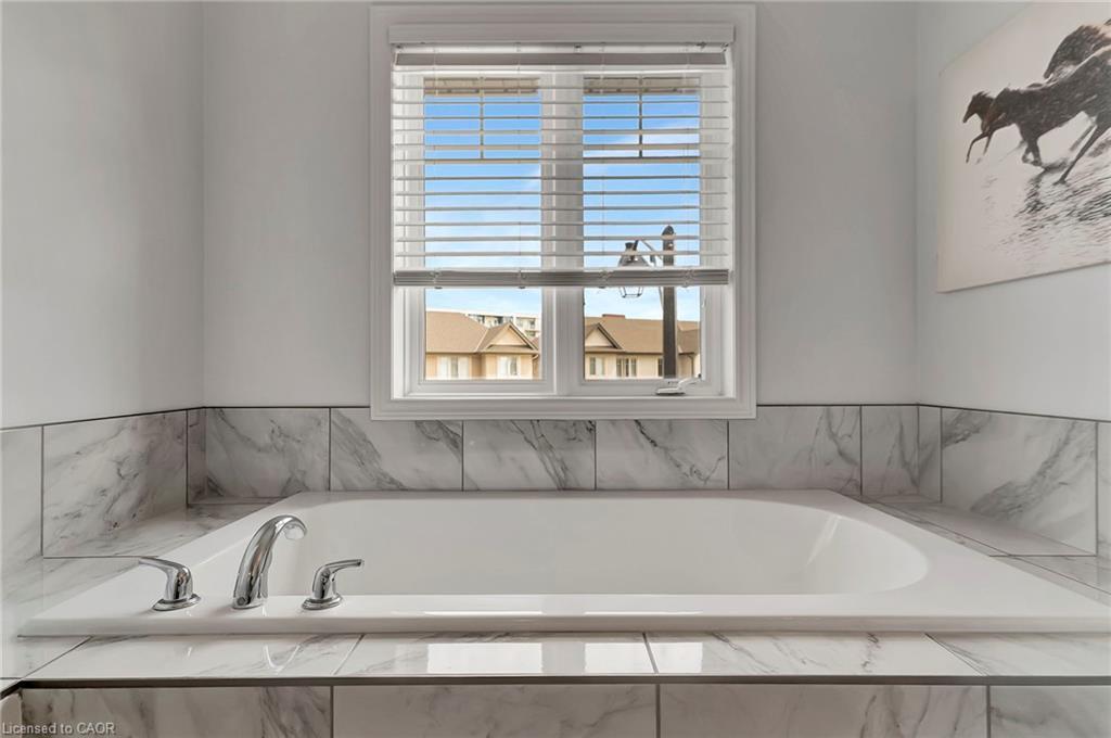 18-98 Shoreview Place, Stoney Creek, ON - Indoor Photo Showing Bathroom