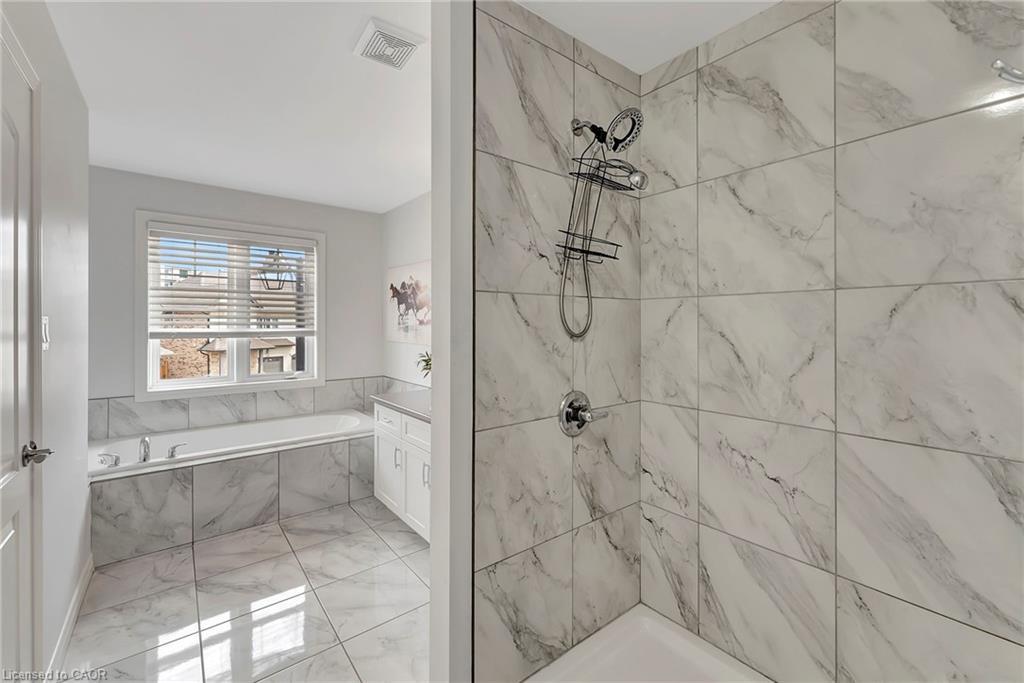 18-98 Shoreview Place, Stoney Creek, ON - Indoor Photo Showing Bathroom