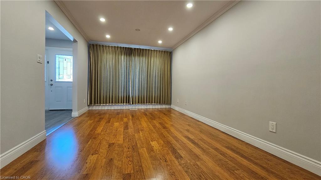 110 Abbot Drive, Hamilton, ON - Indoor Photo Showing Other Room