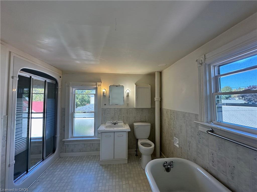 541 Broad Street E, Dunnville, ON - Indoor Photo Showing Bathroom