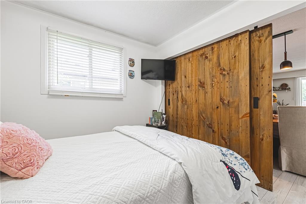 44 Billington Crescent, Hamilton, ON - Indoor Photo Showing Bedroom