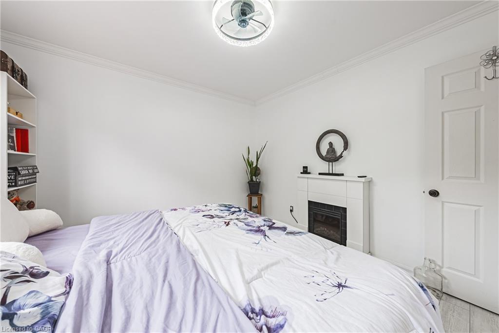 44 Billington Crescent, Hamilton, ON - Indoor Photo Showing Bedroom