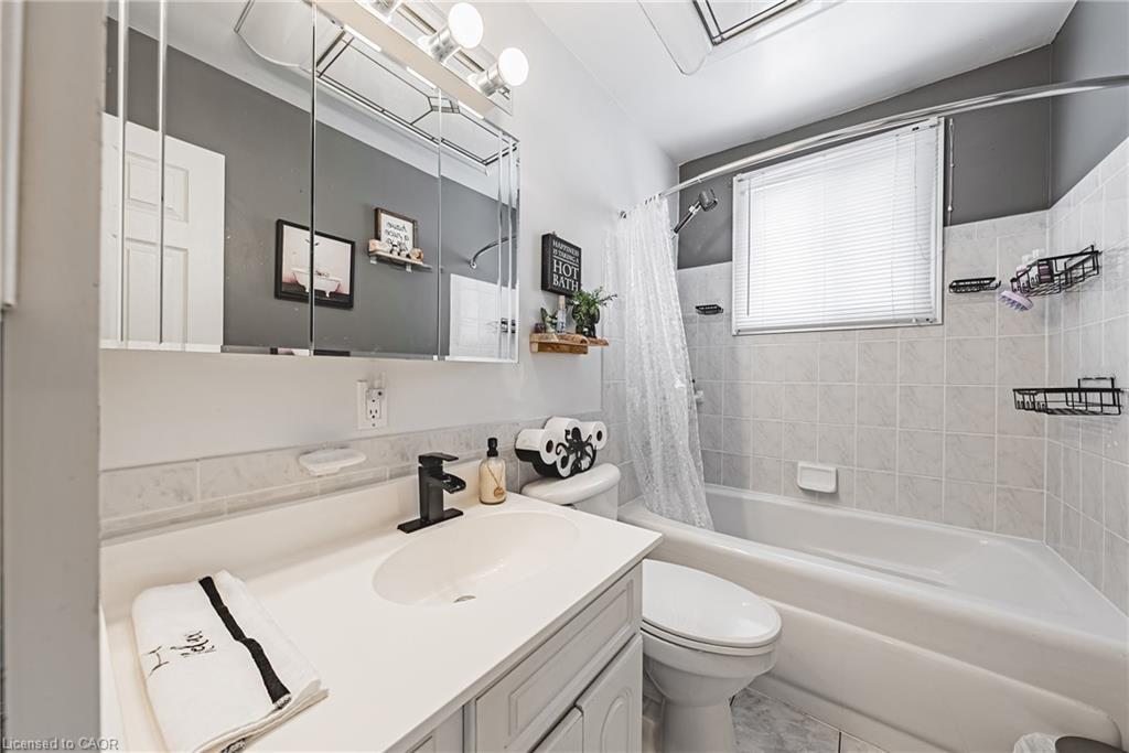 44 Billington Crescent, Hamilton, ON - Indoor Photo Showing Bathroom
