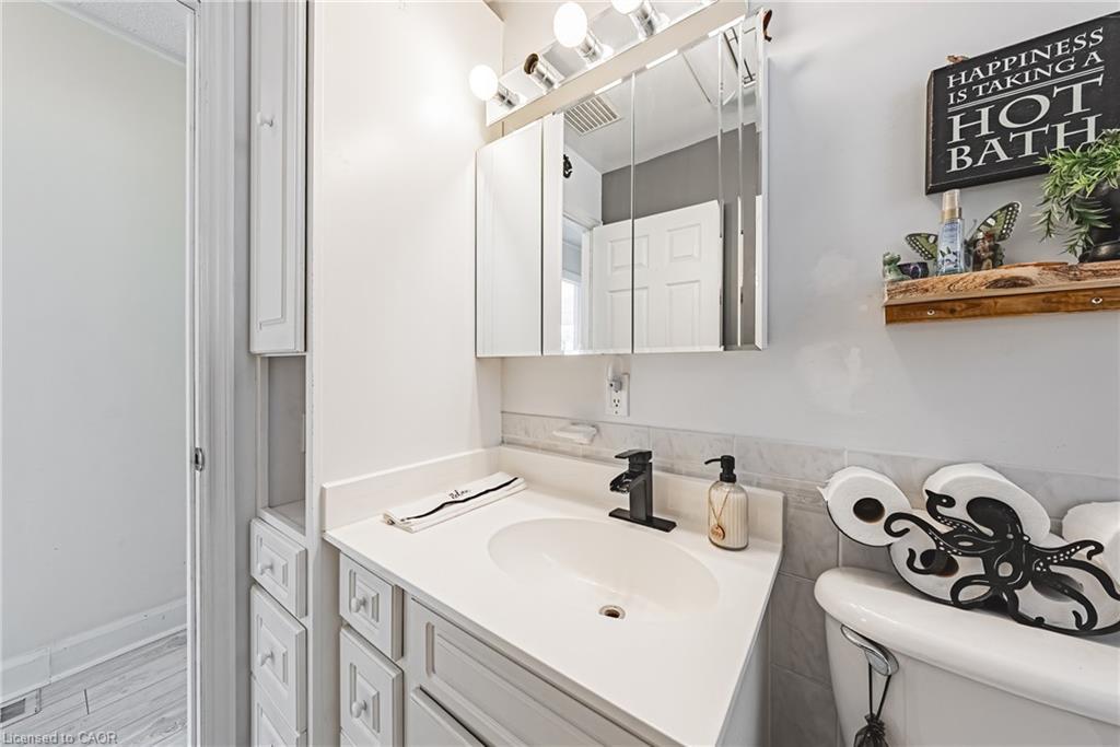 44 Billington Crescent, Hamilton, ON - Indoor Photo Showing Bathroom