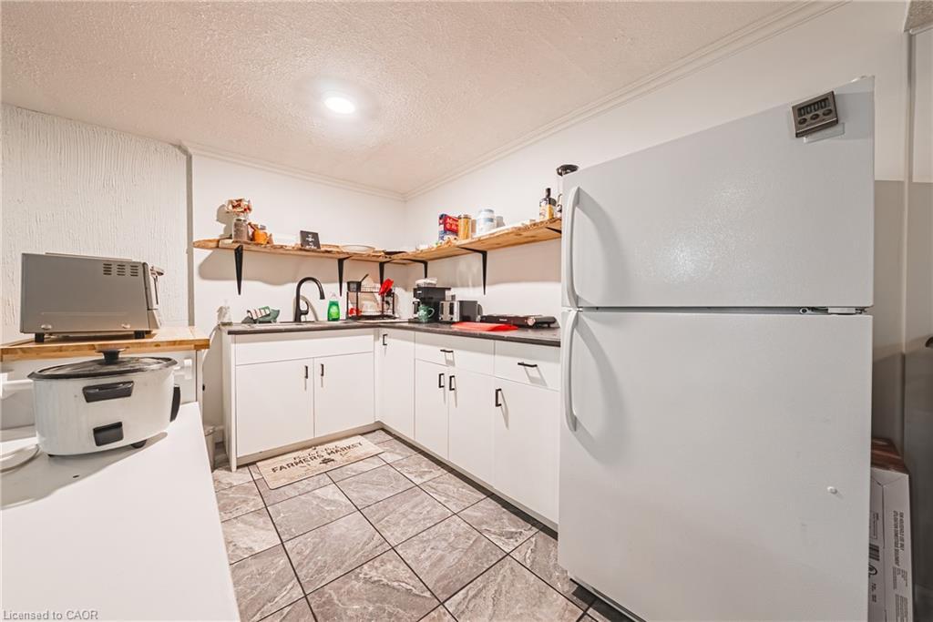 44 Billington Crescent, Hamilton, ON - Indoor Photo Showing Kitchen