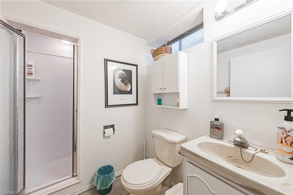 44 Billington Crescent, Hamilton, ON - Indoor Photo Showing Bathroom