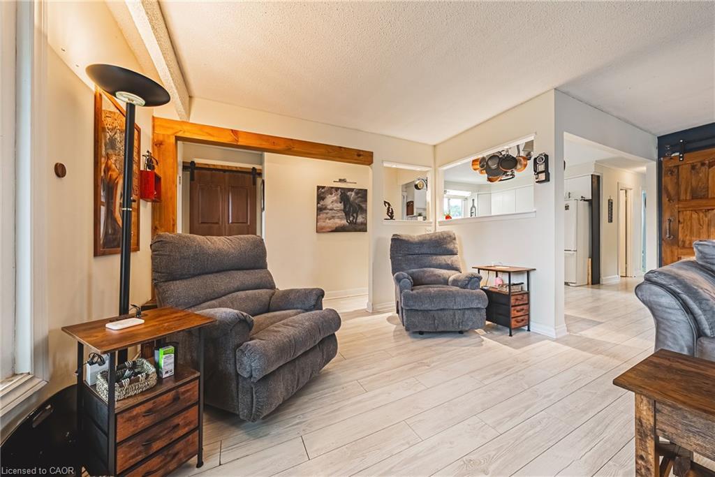 44 Billington Crescent, Hamilton, ON - Indoor Photo Showing Living Room