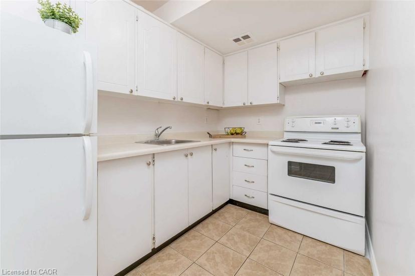 1208-150 Charlton Avenue E, Hamilton, ON - Indoor Photo Showing Kitchen