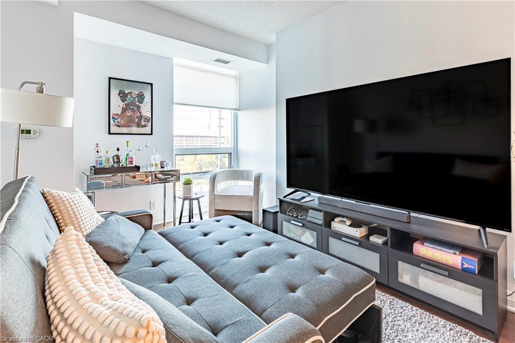 502-1055 Southdown Road, Mississauga, ON - Indoor Photo Showing Living Room
