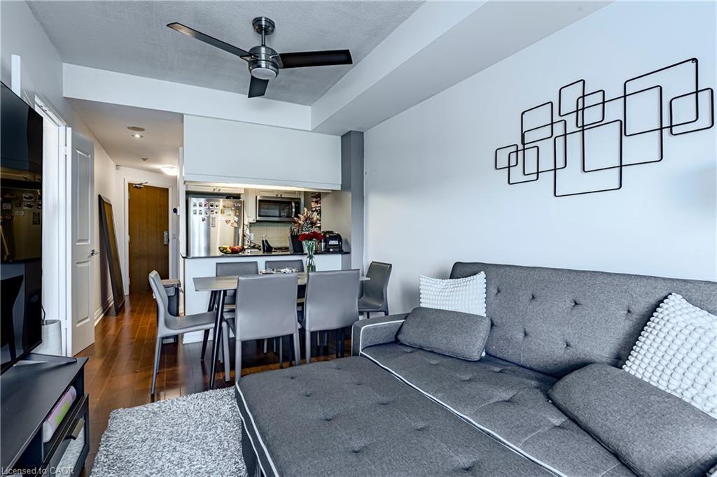 502-1055 Southdown Road, Mississauga, ON - Indoor Photo Showing Living Room