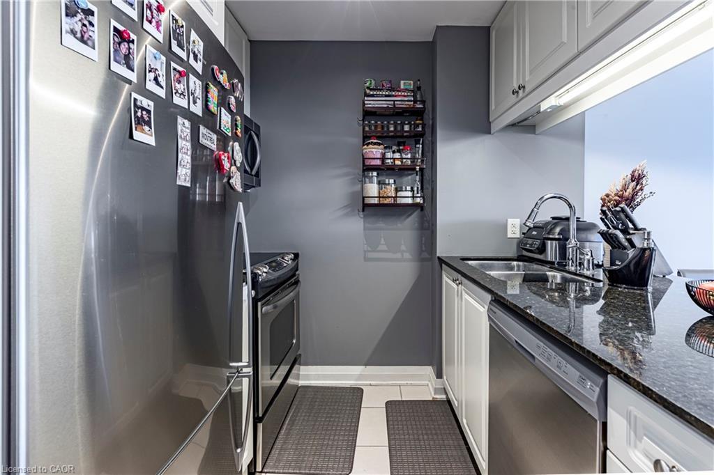 502-1055 Southdown Road, Mississauga, ON - Indoor Photo Showing Kitchen With Double Sink
