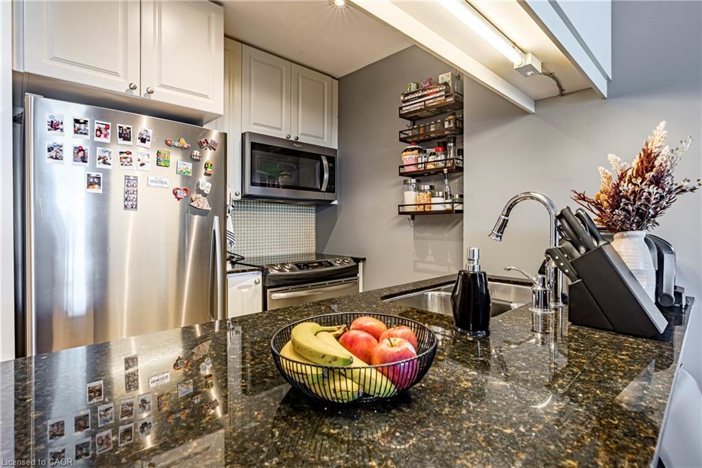 502-1055 Southdown Road, Mississauga, ON - Indoor Photo Showing Kitchen