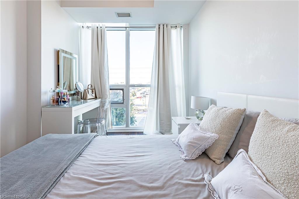 502-1055 Southdown Road, Mississauga, ON - Indoor Photo Showing Bedroom
