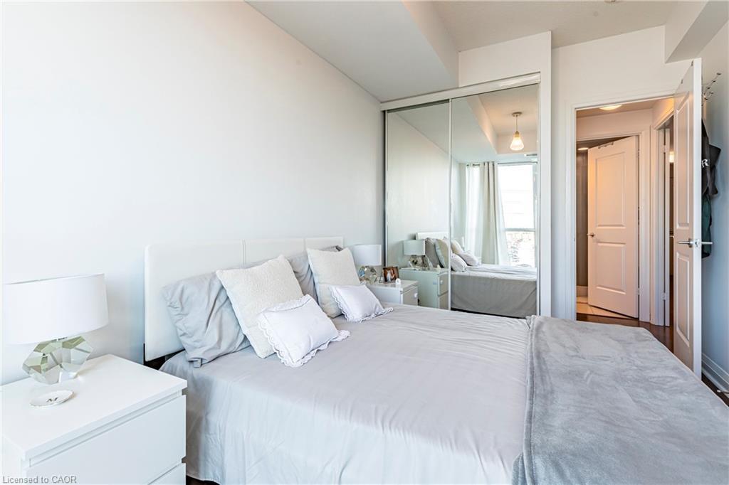502-1055 Southdown Road, Mississauga, ON - Indoor Photo Showing Bedroom