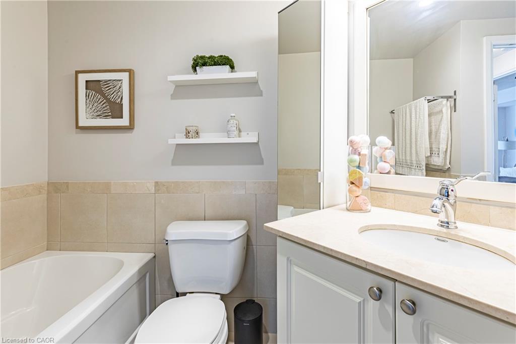 502-1055 Southdown Road, Mississauga, ON - Indoor Photo Showing Bathroom