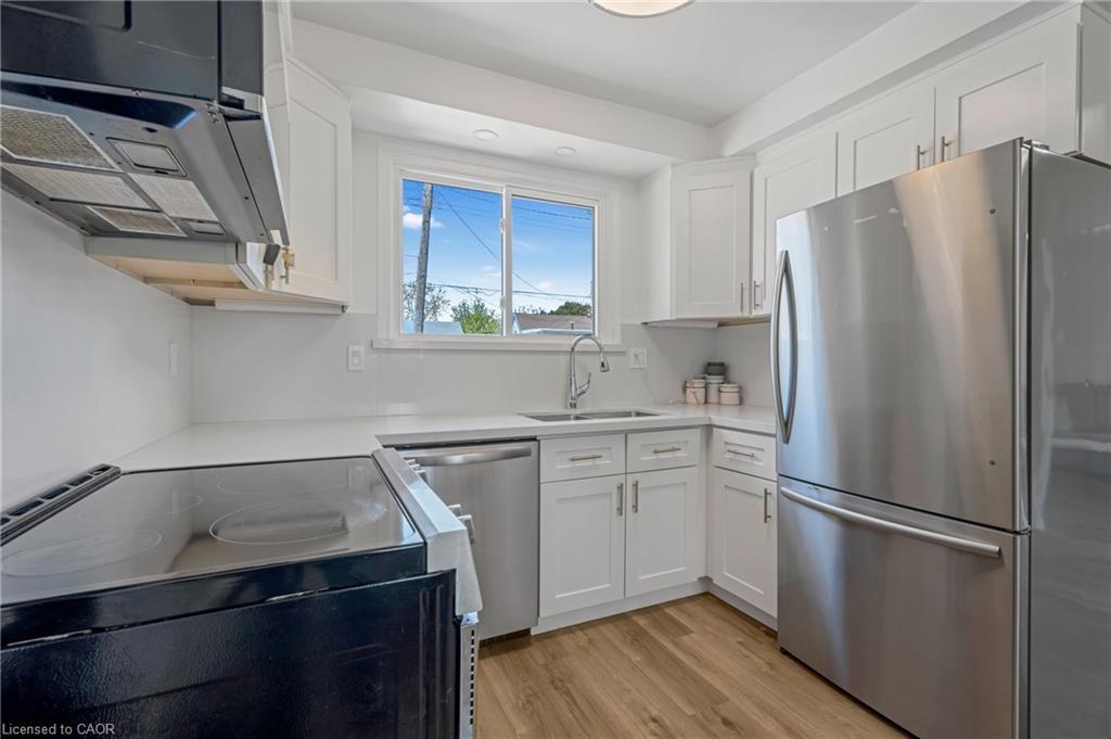 879 Upper Sherman Avenue, Hamilton, ON - Indoor Photo Showing Kitchen