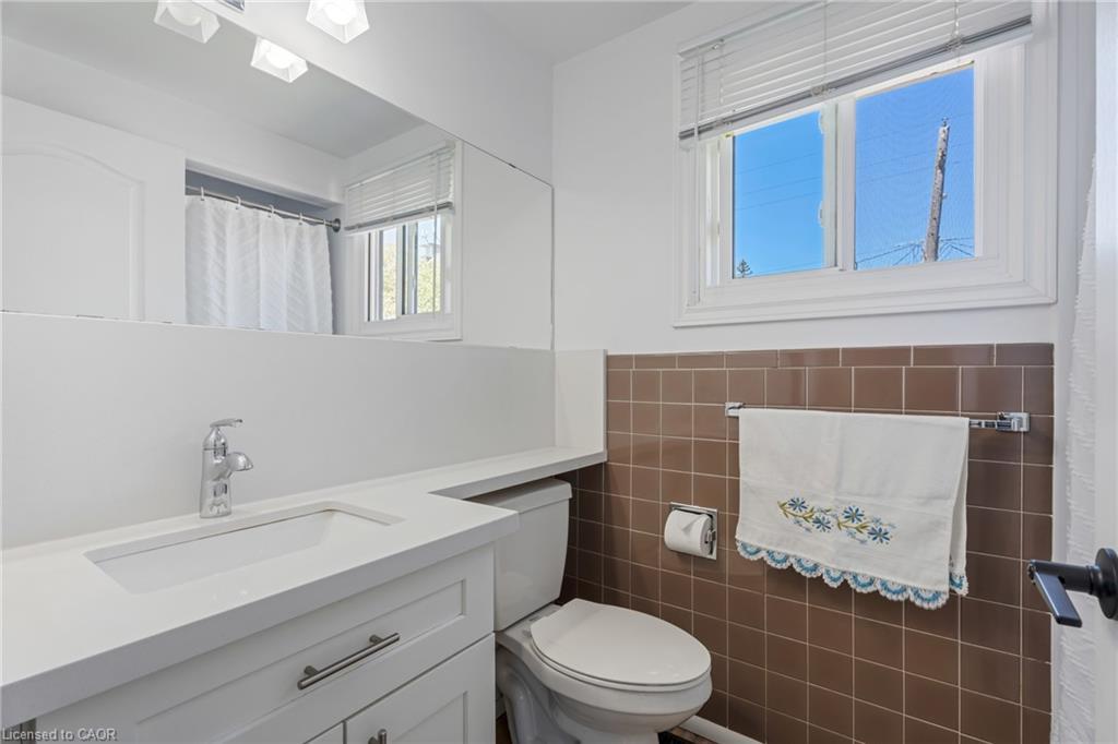 879 Upper Sherman Avenue, Hamilton, ON - Indoor Photo Showing Bathroom
