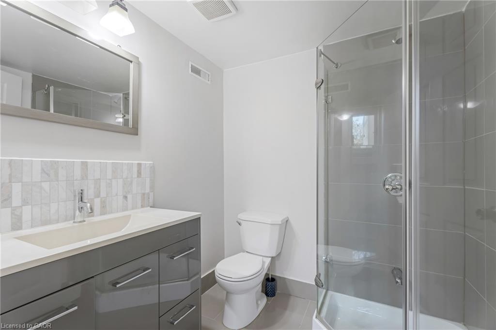 879 Upper Sherman Avenue, Hamilton, ON - Indoor Photo Showing Bathroom