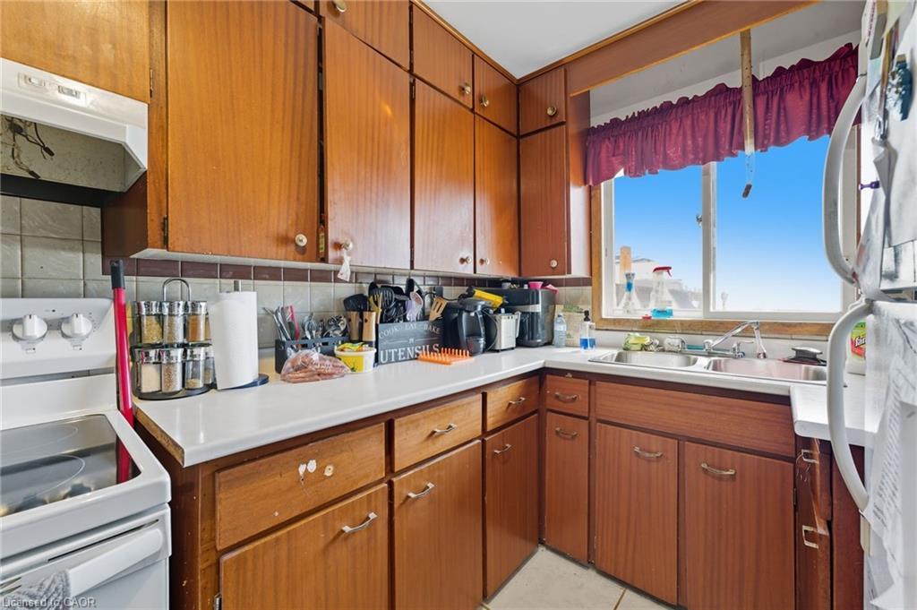 1091 Branchton Road, Cambridge, ON - Indoor Photo Showing Kitchen With Double Sink
