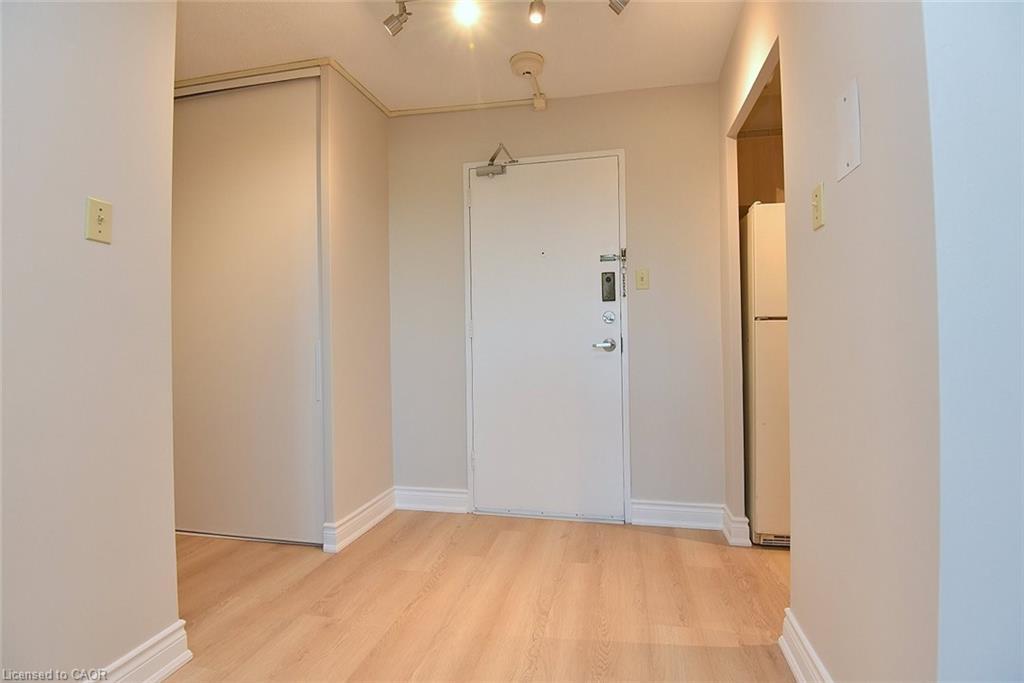 802-627 The West Mall Drive, Toronto, ON - Indoor Photo Showing Other Room