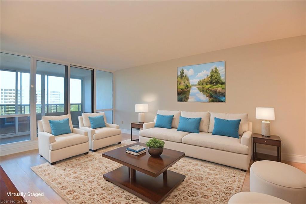 802-627 The West Mall Drive, Toronto, ON - Indoor Photo Showing Living Room