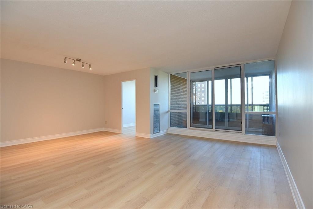 802-627 The West Mall Drive, Toronto, ON - Indoor Photo Showing Other Room