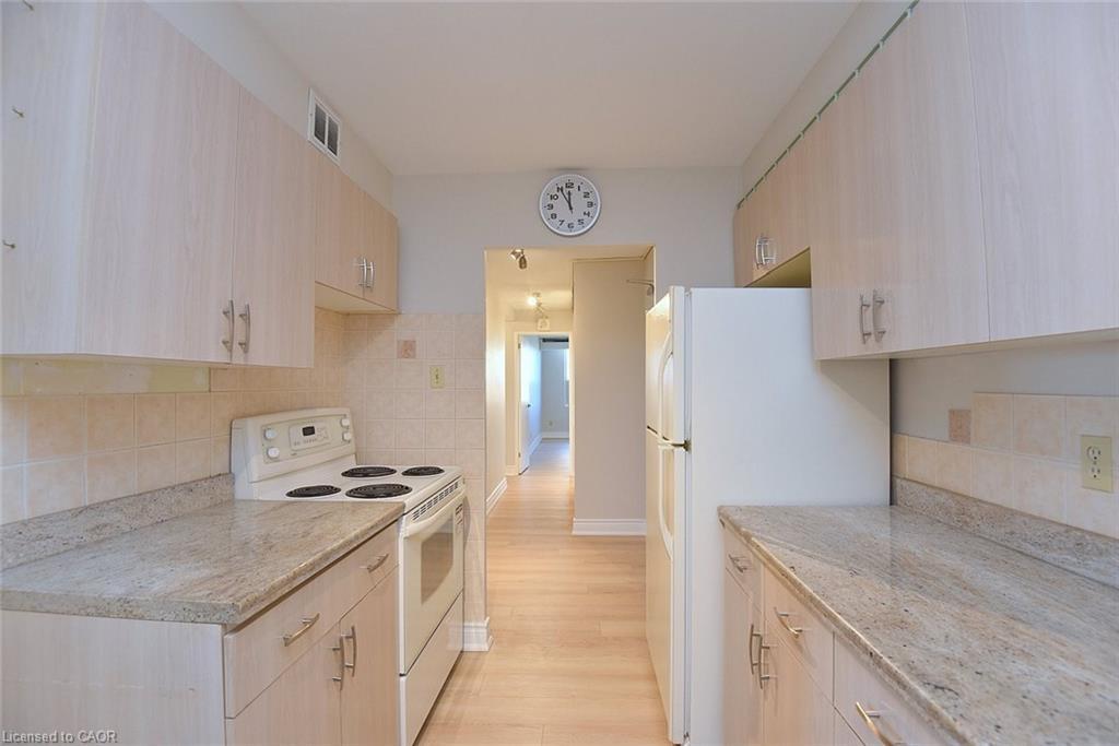 802-627 The West Mall Drive, Toronto, ON - Indoor Photo Showing Kitchen