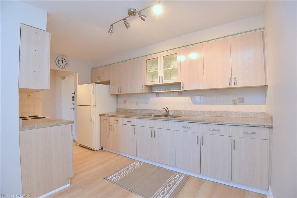 802-627 The West Mall Drive, Toronto, ON - Indoor Photo Showing Kitchen