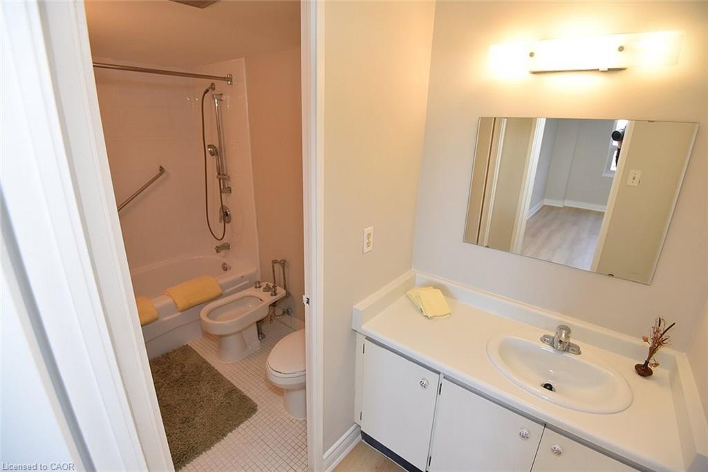 802-627 The West Mall Drive, Toronto, ON - Indoor Photo Showing Bathroom