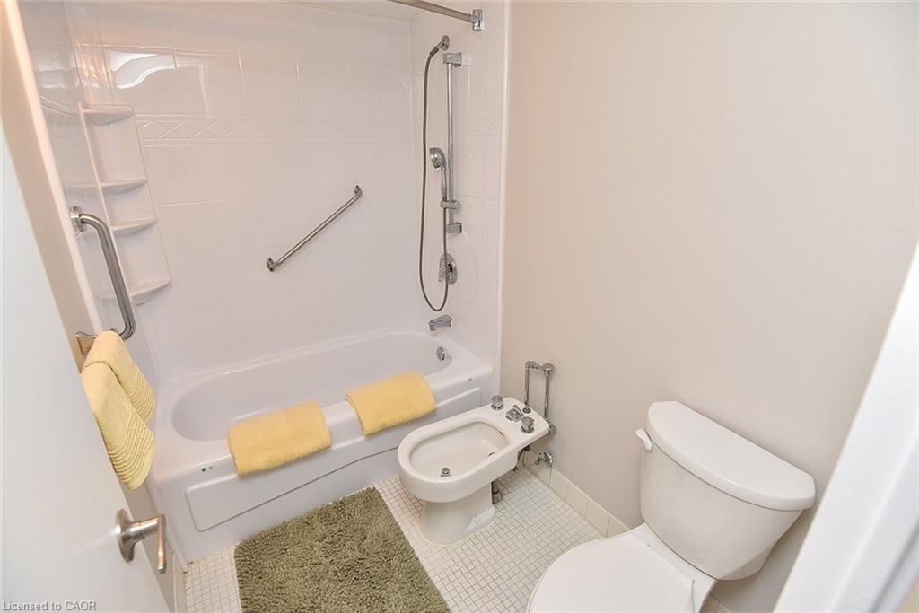 802-627 The West Mall Drive, Toronto, ON - Indoor Photo Showing Bathroom