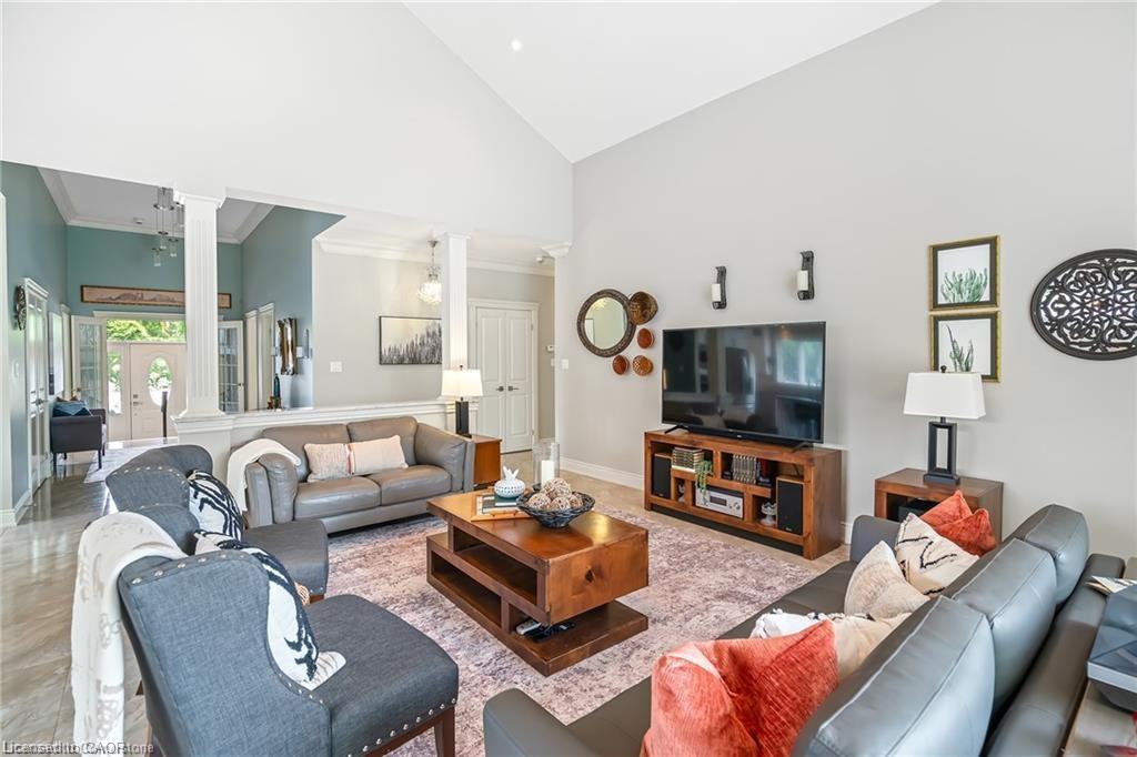 48 Casablanca Boulevard S, Grimsby, ON - Indoor Photo Showing Living Room
