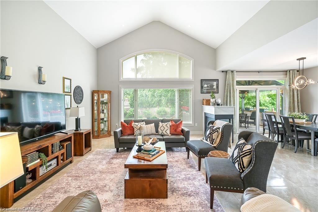 48 Casablanca Boulevard S, Grimsby, ON - Indoor Photo Showing Living Room