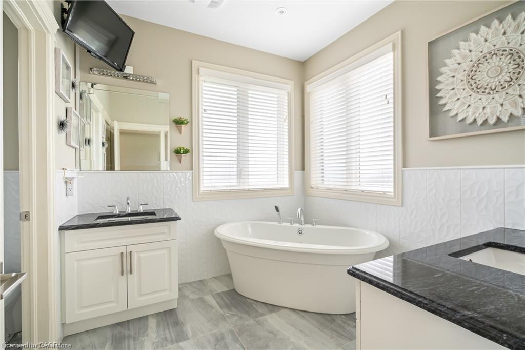 48 Casablanca Boulevard S, Grimsby, ON - Indoor Photo Showing Bathroom