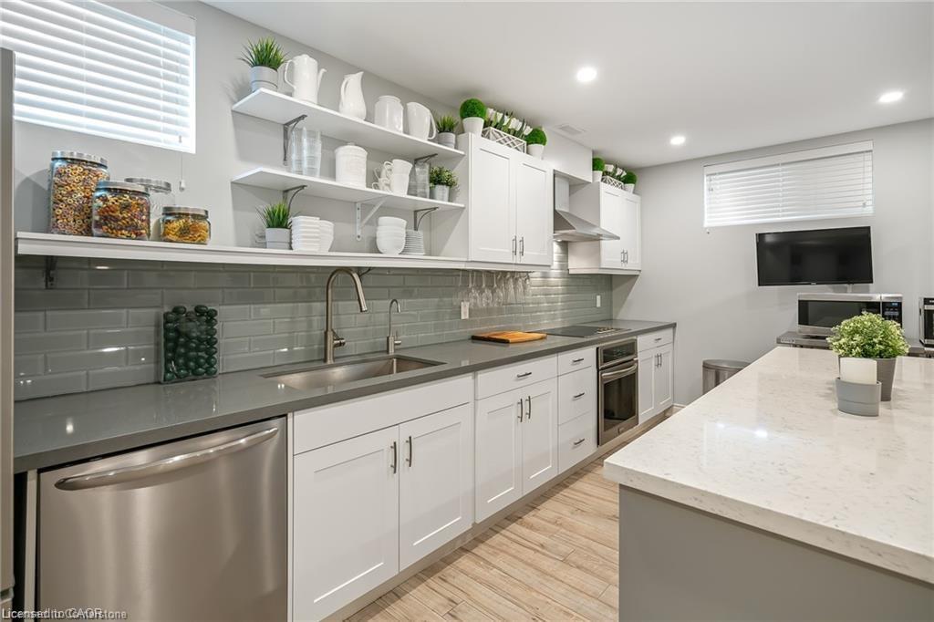 48 Casablanca Boulevard S, Grimsby, ON - Indoor Photo Showing Kitchen With Upgraded Kitchen