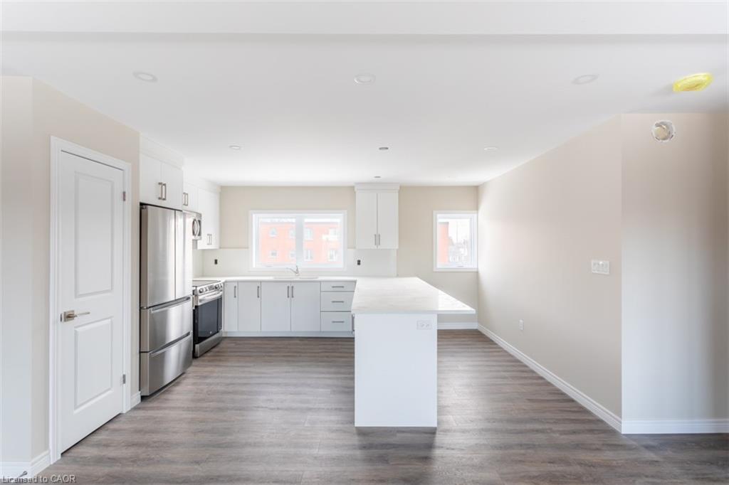 3-816 Concession Street, Hamilton, ON - Indoor Photo Showing Kitchen