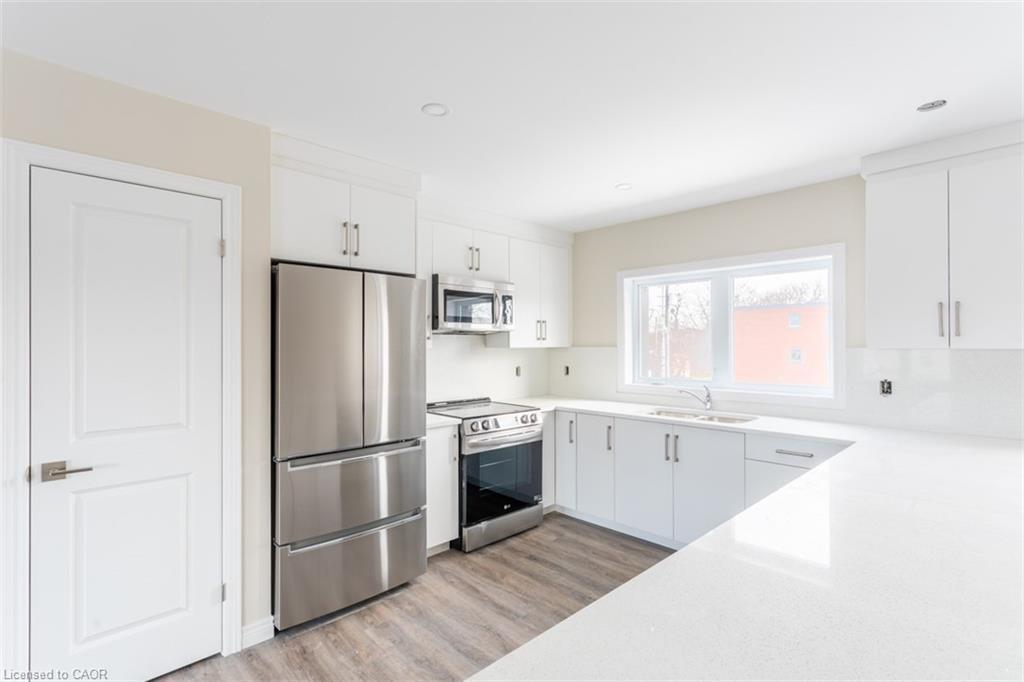 3-816 Concession Street, Hamilton, ON - Indoor Photo Showing Kitchen