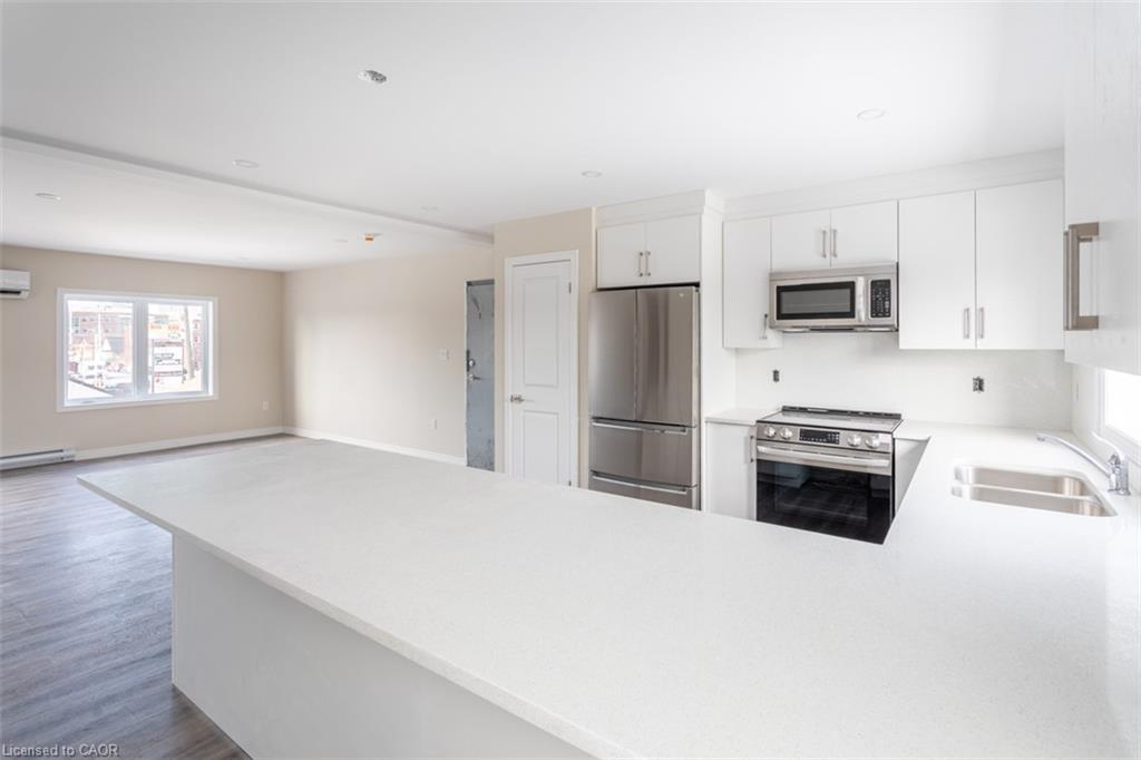 3-816 Concession Street, Hamilton, ON - Indoor Photo Showing Kitchen With Double Sink