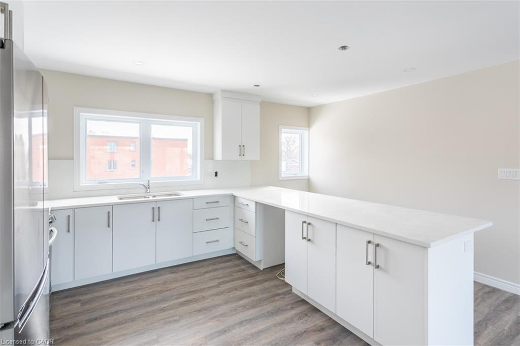 3-816 Concession Street, Hamilton, ON - Indoor Photo Showing Kitchen