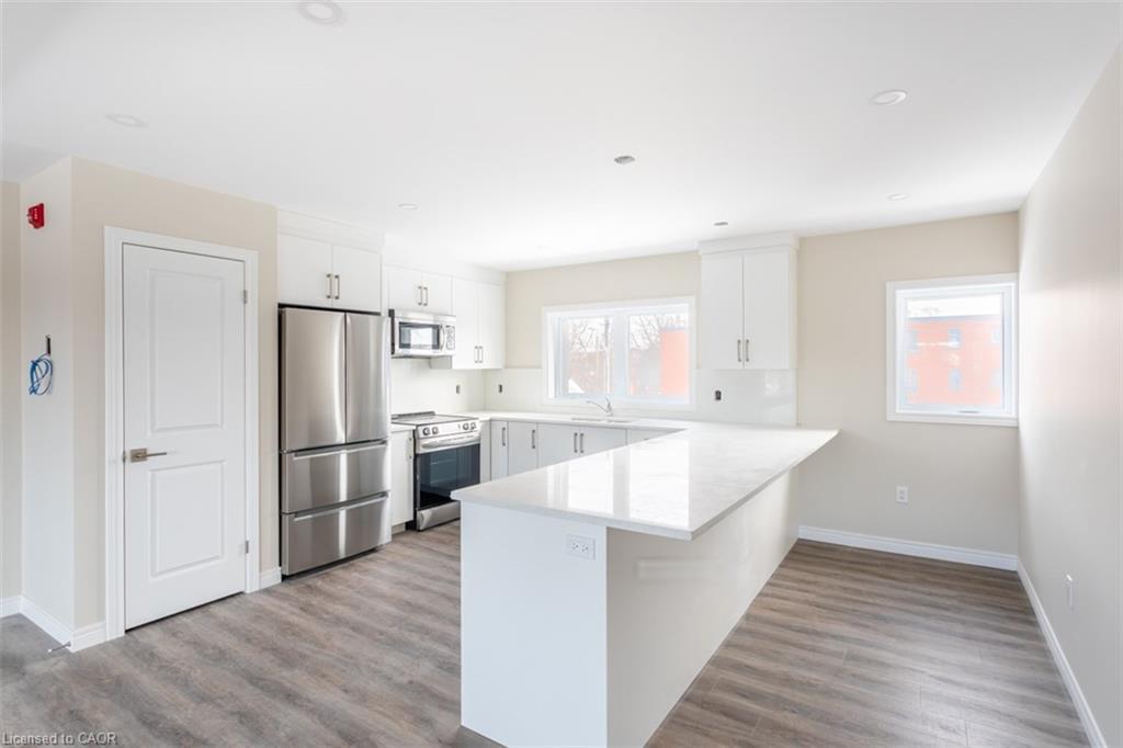2-816 Concession Street, Hamilton, ON - Indoor Photo Showing Kitchen With Upgraded Kitchen