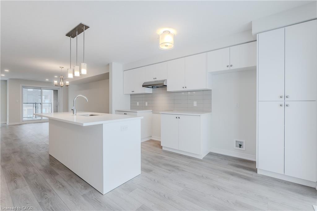 15 Urbane Boulevard, Kitchener, ON - Indoor Photo Showing Kitchen