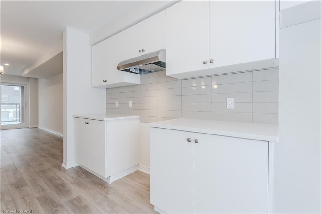 15 Urbane Boulevard, Kitchener, ON - Indoor Photo Showing Kitchen
