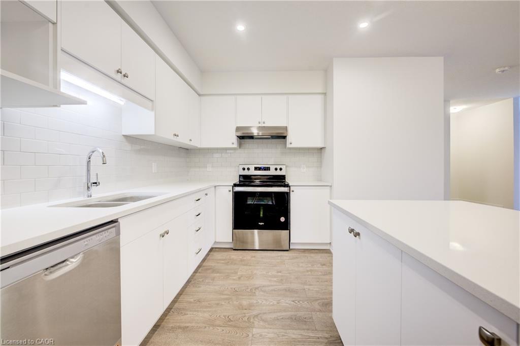 38 Urbane Boulevard, Kitchener, ON - Indoor Photo Showing Kitchen With Upgraded Kitchen