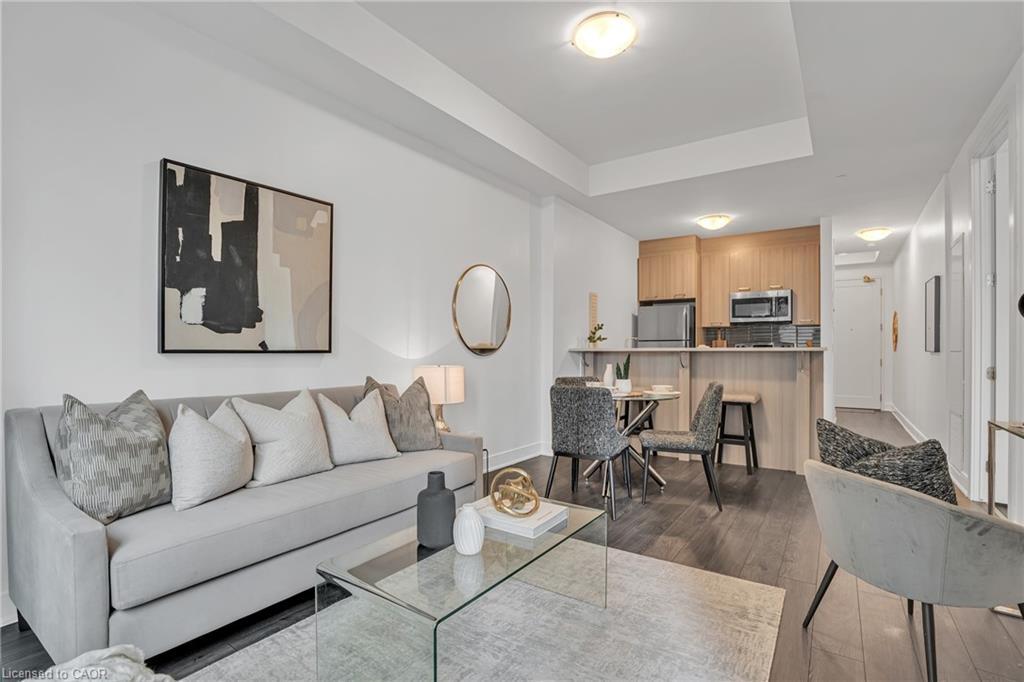 910-150 Main Street W, Hamilton, ON - Indoor Photo Showing Living Room