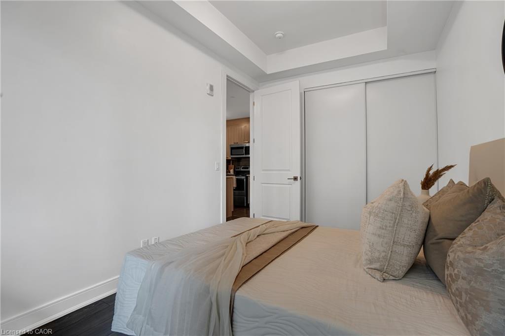910-150 Main Street W, Hamilton, ON - Indoor Photo Showing Bedroom
