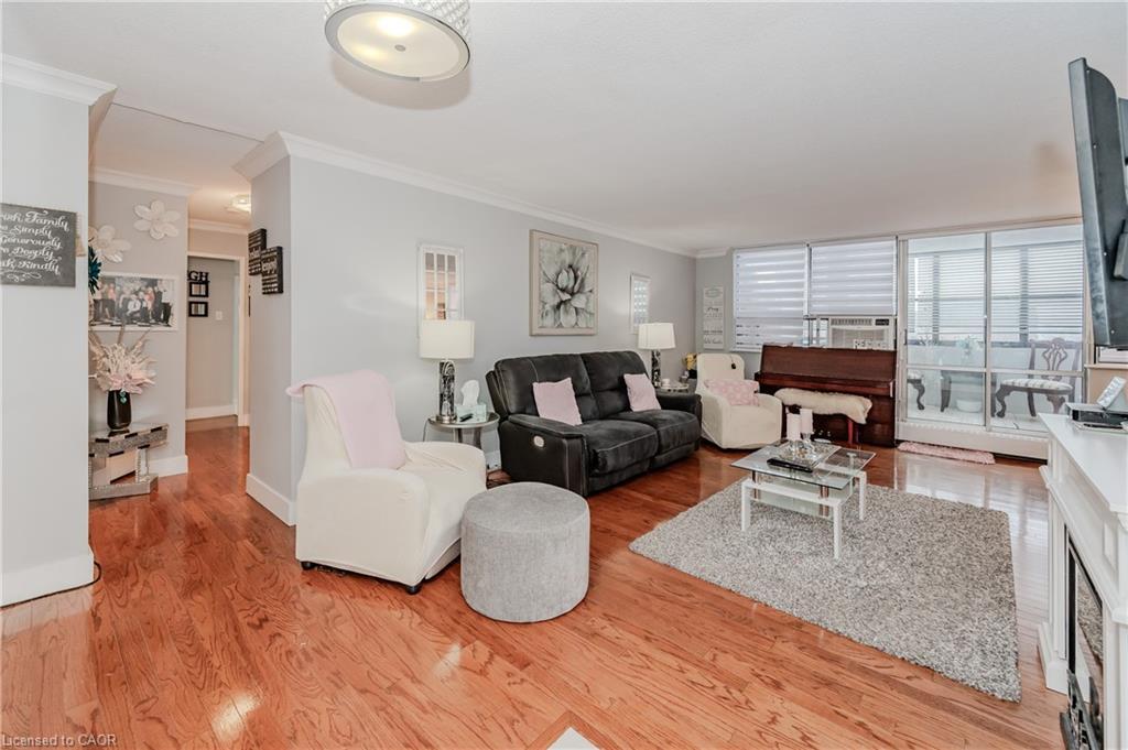 801-65 Westmount Road N, Waterloo, ON - Indoor Photo Showing Living Room