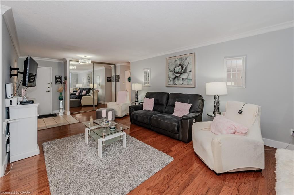 801-65 Westmount Road N, Waterloo, ON - Indoor Photo Showing Living Room